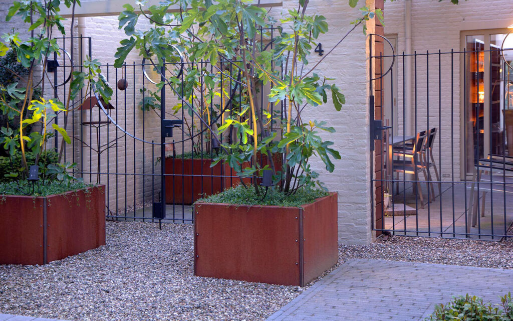 Aanleg mediterrane tuin Helmond cortenstalen bloembakken TotaalTuin Leende