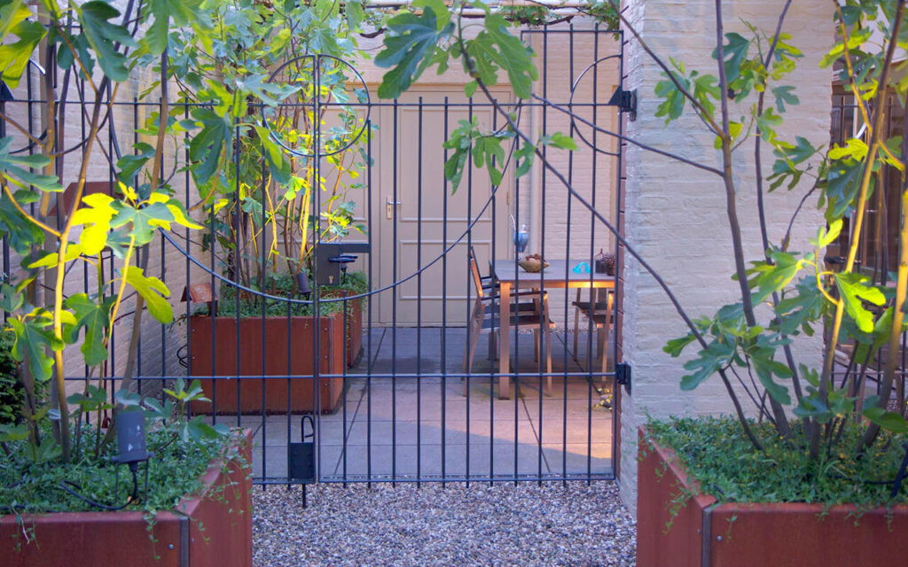 Aanleg mediterrane tuin Helmond sier hekwerk TotaalTuin Leende