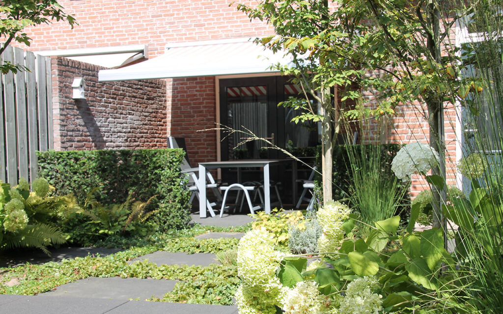 Strak moderne tuin in Someren door TotaalTuin Leende