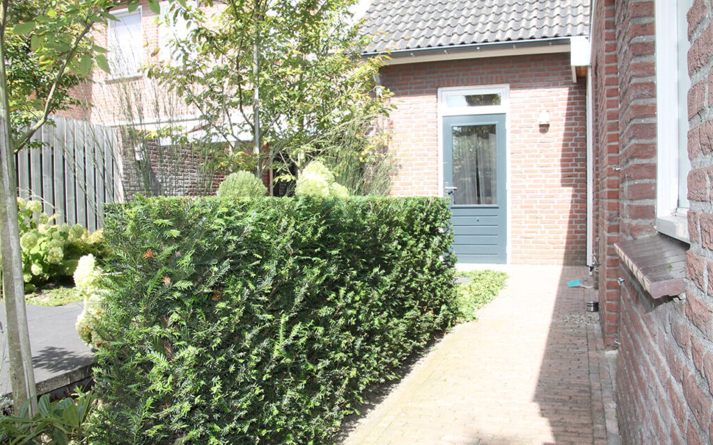 Strak moderne tuin in Someren door TotaalTuin Leende 2